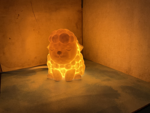 entspanntes Schaf mit Beleuchtung